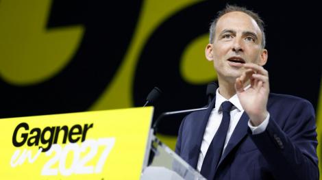 Raphaël Glucksmann, lors de son meeting d'Aubervilliers le 13 juin 2026 (AFP / Kenzo TRIBOUILLARD)
