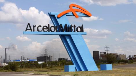 Un panneau ArcelorMittal (© Wikimedia)