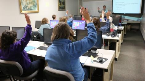 Une classe devant des ordinateurs (© PxHere)