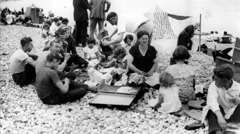 Sur la plage de Dieppe, en 1936.