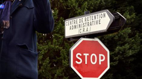 Un panneau de direction vers un centre de rétention administrative