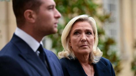 Marine Le Pen, en septembre 2025, avec Jordan Bardella à l'Hôtel de Matignon. (Crédit : Bertrand GUAY / AFP)