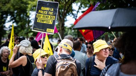 Une manifestation à Paris le 7 juillet 2026, contre la loi sur la légitime défense pour les policiers. (Crédit : Xose Bouzas / Hans Lucas via AFP)