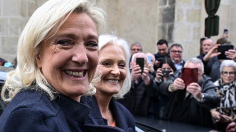 Marine Le Pen et sa soeur Marie-Caroline, le 12 mars 2026, dans la Sarthe