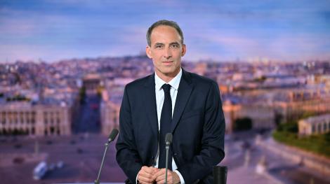 Raphaël Glucksmann sur le plateau de TF1, le 23 août 2026.
