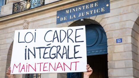 Une manifestation en faveur de la "loi intégrale", à Paris. (Photo par VALERIE DUBOIS / HANS LUCAS / HANS LUCAS VIA AFP)