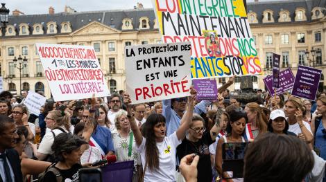 Une manifestation à Paris pour la loi intégrale, le 7 septembre 2026 (Telmo Pinto / NurPhoto / NurPhoto via AFP).