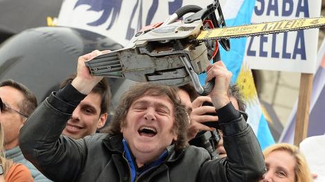 Le président argentin Javier Milei armé d'une tronçonneuse
