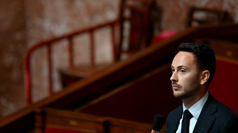 Damien Maudet, à l'Assemblée, le 1er juillet 2026 (Photo par JULIE SEBADELHA / AFP)