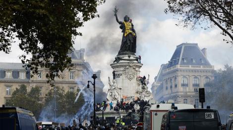 La place de la République à Paris, le 17 octobre, pendant d'importantes manifestations contre la vie chère. (Photo par GEOFFROY VAN DER HASSELT / AFP)
