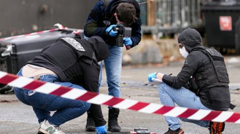 La police scientifique à Trappes, le 23 octobre 2026 (© DIMITAR DILKOFF / AFP)