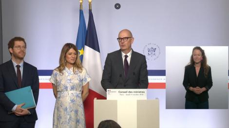 Les ministres Roland Lescure, Maud Bregeon et David Amiel, lors du compte rendu du Conseil des ministres (jeudi 1er octobre 2027). 