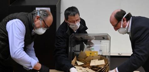 Image des élections municipales du 15 mars 2020, des personnes masquées dépouillent le scrutin.