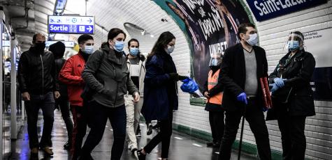 Des usagers masqués dans la ligne 13 du métro, à Paris, en mai 2020. (Philippe LOPEZ / AFP)