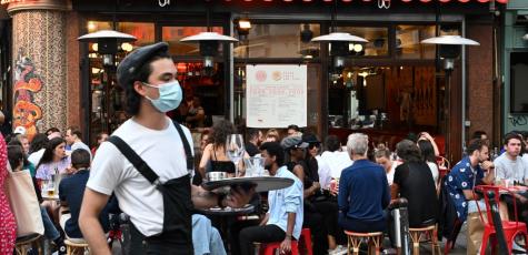 La terrasse d'un café, à Paris, le 2 juin 2020, avec un serveur qui porte un masque. Bertrand Guay - AFP