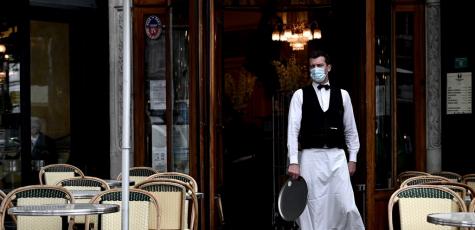 Un serveur vêtu d'un masque, à Paris, le 15 juin 2020. Philippe Lopez - AFP