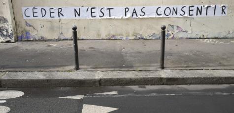 Collage contre les violences sexuelles à Paris, le 16 février 2021 (Hans Lucas/AFP)