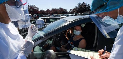 Une équipe médicale testent une famille au parking de l'hôpital de Laval en Mayenne, où des mesures sanitaires ont été prises le 9 juillet 2020.
