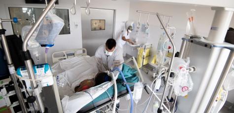A medical staff member tends to a Covid-19 patient under respiratory assistance, in a room of the intensive care unit of the Pierre Zobda-Quitman University hospital (CHU) in Fort-de-France on the French Caribbean island of Martinique, on August 29, 2021. ALAIN JOCARD / AFP