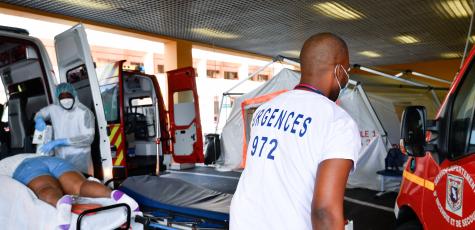 Une équipe du Samu décharge un patient atteint du Covid-19 à Fort-de-France (La Martinique), le 31 août 2021