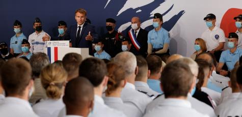 Emmanuel Macron devant des policiers à Roubaix, le 14 septembre 2021