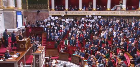 Elisabeth Borne à la tribune de l'Assemblée nationale alors que l'opposition de gauche chante la Marseillaise pour protester contre l'utilisation du 49.3.