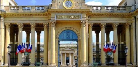 Entrée de l'Assemblée nationale, place du Palais-Bourbon à Paris (7ème). Mbzt / CC BY 3.0