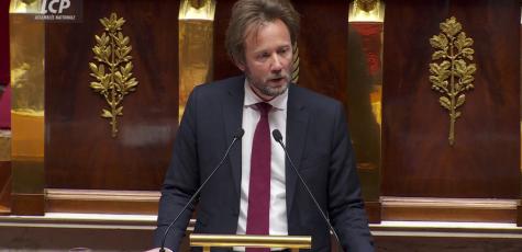 Boris Vallaud à la tribune de l'Assemblée nationale, le 14 janvier 2025