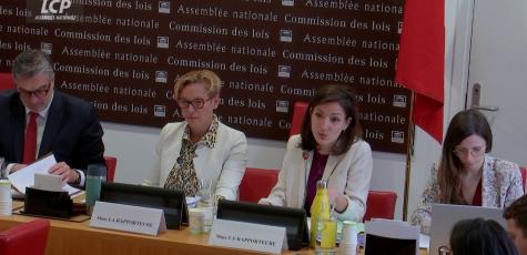 Véronique Riotton et Marie-Charlotte Garin en commission des lois, le 26 mars 2025