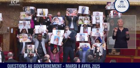 Les députés LFI avec les images d'enfants.