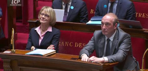 Les ministres Véronique Louwagie et Laurent Marcangeli dans l'hémicycle, le 9 avril 2025
