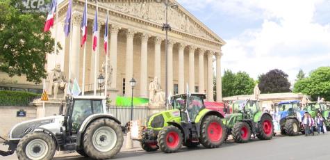 La FNSEA a garé une dizaine de tracteurs devant l'Assemblée nationale, lundi 26 mai 2025.