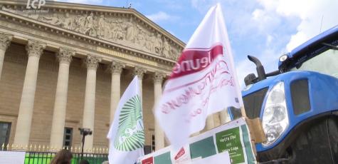 La FNSEA a garé une dizaine de tracteurs devant l'Assemblée nationale, lundi 26 mai 2025.