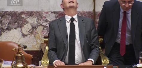 Roland Lescure constate des fuites dans l'hémicycle de l'Assemblée nationale, le 25 juin.