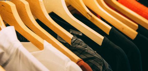Vêtements sur cintres