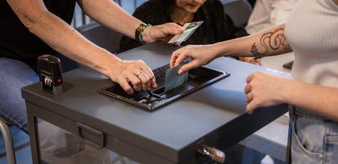 Une électrice place un bulletin dans l'urne (Elsa Biyick / Hans Lucas / Hans Lucas via AFP)