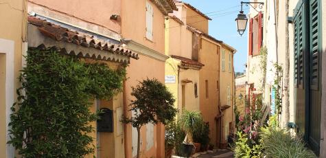 Une rue dans le centre de Cogolin (wikimedia)