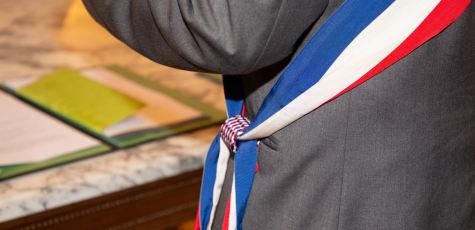 Un maire et son écharpe (illustration)