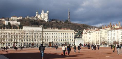 Vue de Fourvière depuis la place Bellecour à Lyon (© Wikimedia)