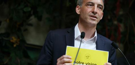 Raphaël Glucksmann, lors d'une réunion politique en juin 2025. (Crédit photo : AFP / Thomas Samson)