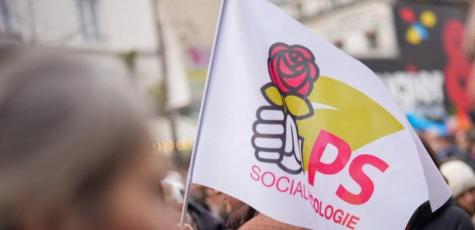 Drapeau du PS en manifestation