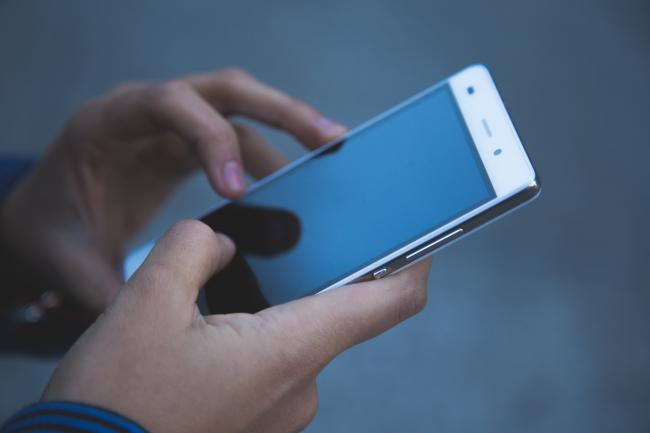 Loi sur les réseaux sociaux: l'interdiction du portable au lycée 'pourra être effective dès la rentrée' | LCP