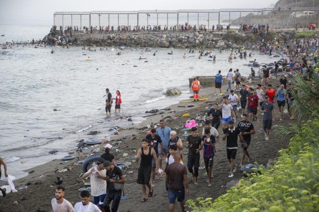Ceuta: face à l'arrivée massive de migrants en Espagne, la France active un dispositif 'pour des contrôles en profondeur' | LCP