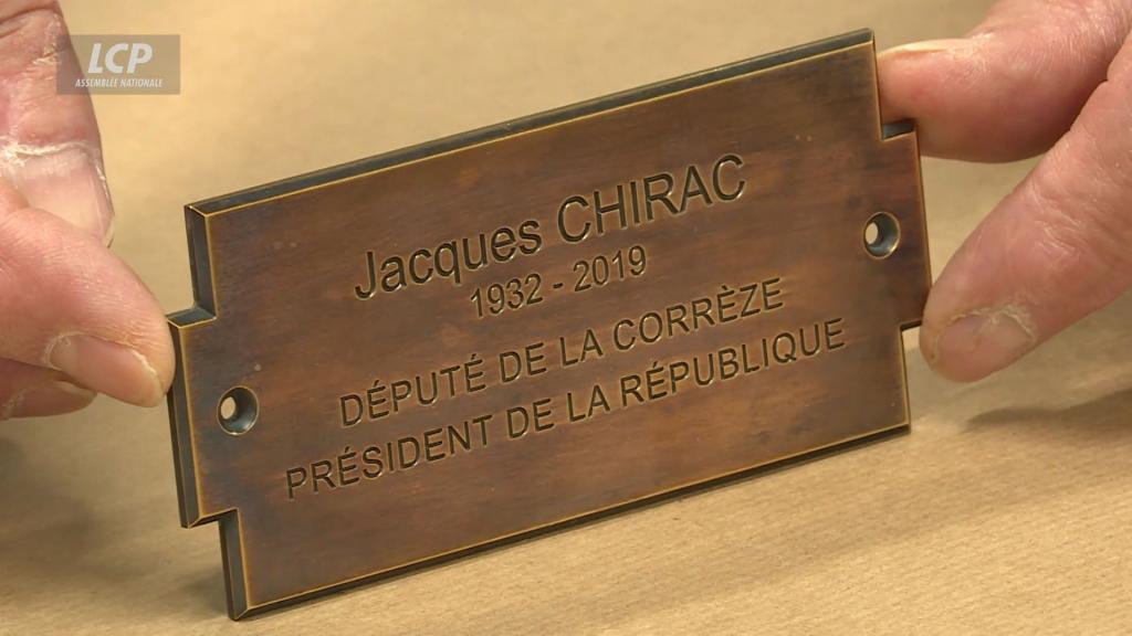 La plaque de Jacques Chirac sera apposée au siège 99 de l'hémicycle le 23 septembre 2020. Crédits : LCP