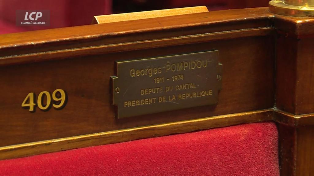 Georges Pompidou et François Mitterrand sont les deux seuls anciens présidents de la République à avoir une plaque à leur nom dans l'hémicycle. Jacques Chirac sera le troisième. Crédits : LCP 