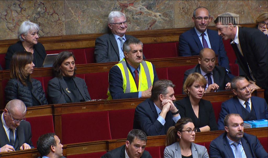 Le député Jean Lassalle brave le règlement de l'Assemblée en arborant un gilet jaune le 21 novembre lors des questions au gouvernement, provoquant une brève interruption de séance.