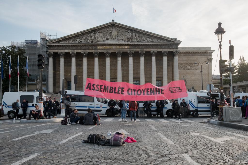 Des manifestants du collectif "Extinction rebellion" devant l'Assemblée nationale (AFP) 