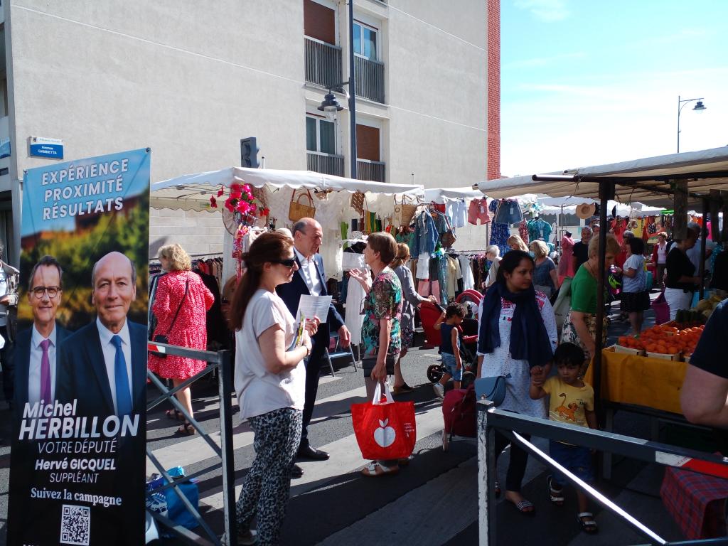 Michel Hebillon et son équipe sur le marché de Maisons-Alfort, le 18 mai 2022