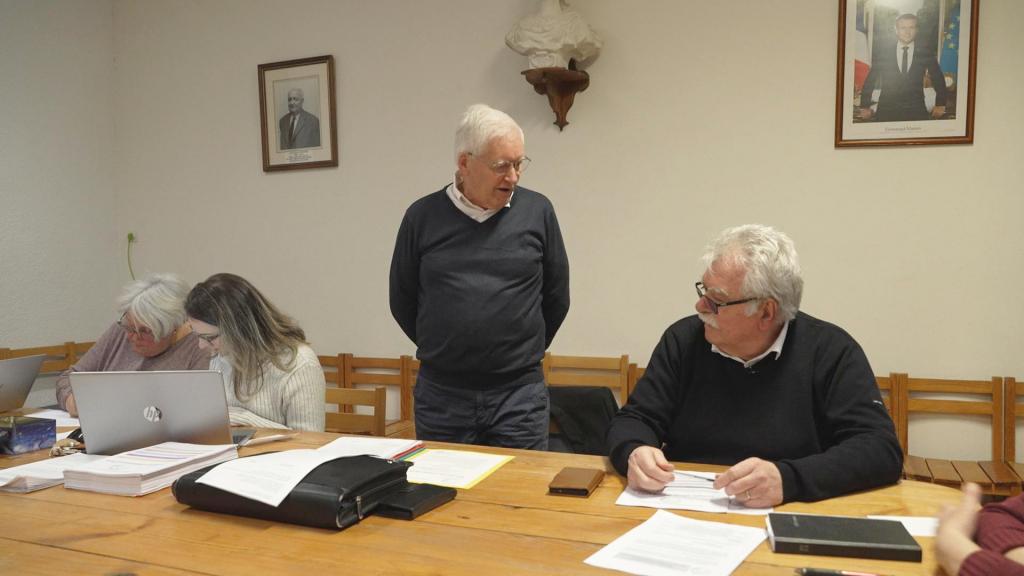 Le maire Serge Joubert et André Chassaigne, le 14 mars 2025, à Saint-Amant-Roche-Savine