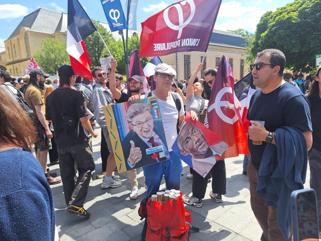 Joël, 64 ans, estime que "les gens vont arrêter de voter socialiste".